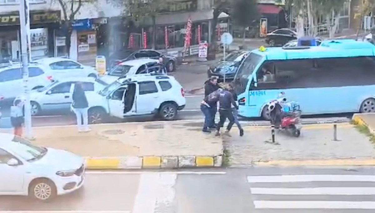 Trafikte yol verme kavgası Trafikte yol verme kavgası