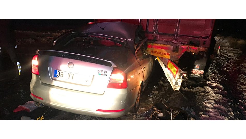 Konya'da otomobil TIR'la çarpıştı: 4 ölü, 2 yaralı