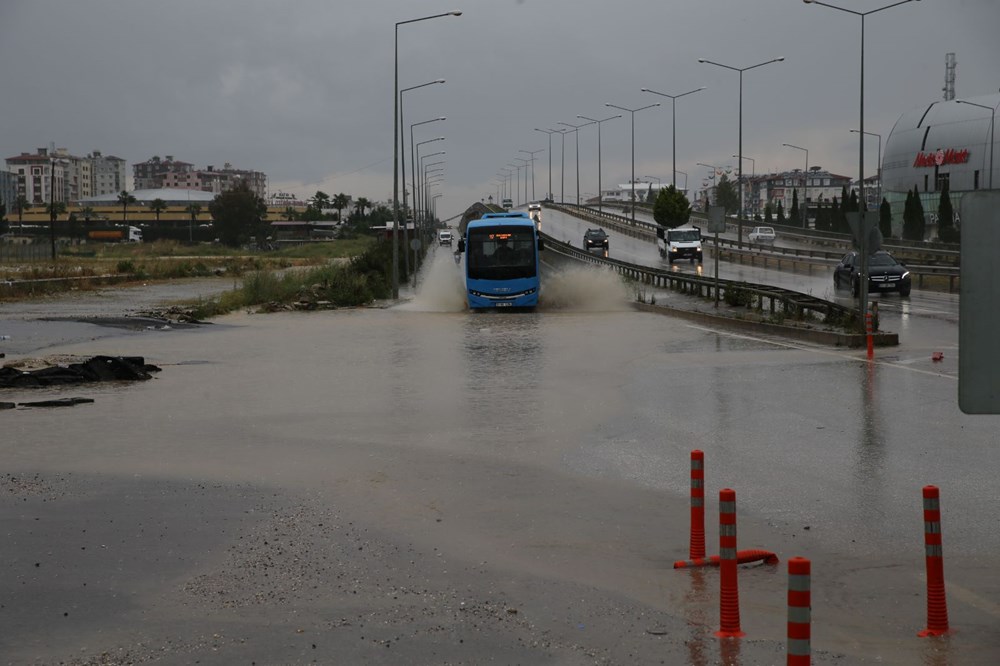 Adana ve Hatay’ı
sağanak vurdu: Ev ve iş yerlerini su bastı, araçlar yolda kaldı - 8