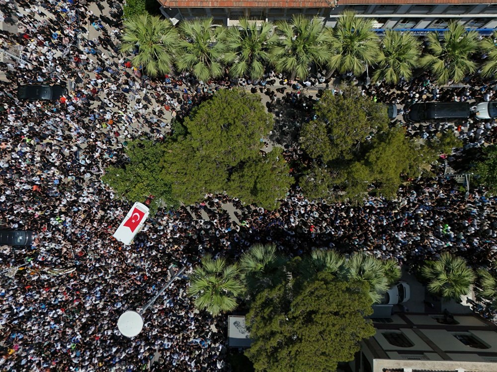 Manisa Ferdi Zeyrek'i uğurladı | Özgür Özel gözyaşlarını tutamadı: "Şimdiye kadarki konuşmalarımın en zoru..." - 9