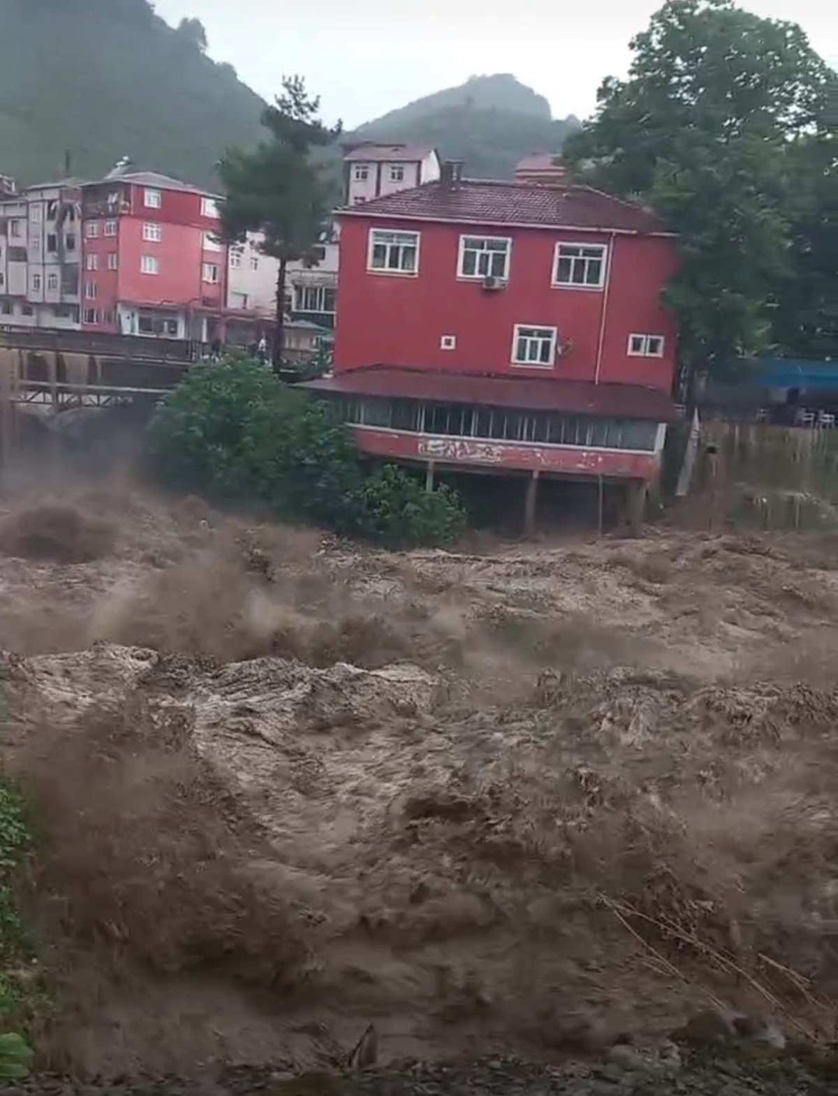 Karadeniz'i sel vurdu | Meteoroloji'den 17 il için uyarı üzerine uyarı: Sel, dolu ve heyelana dikkat!