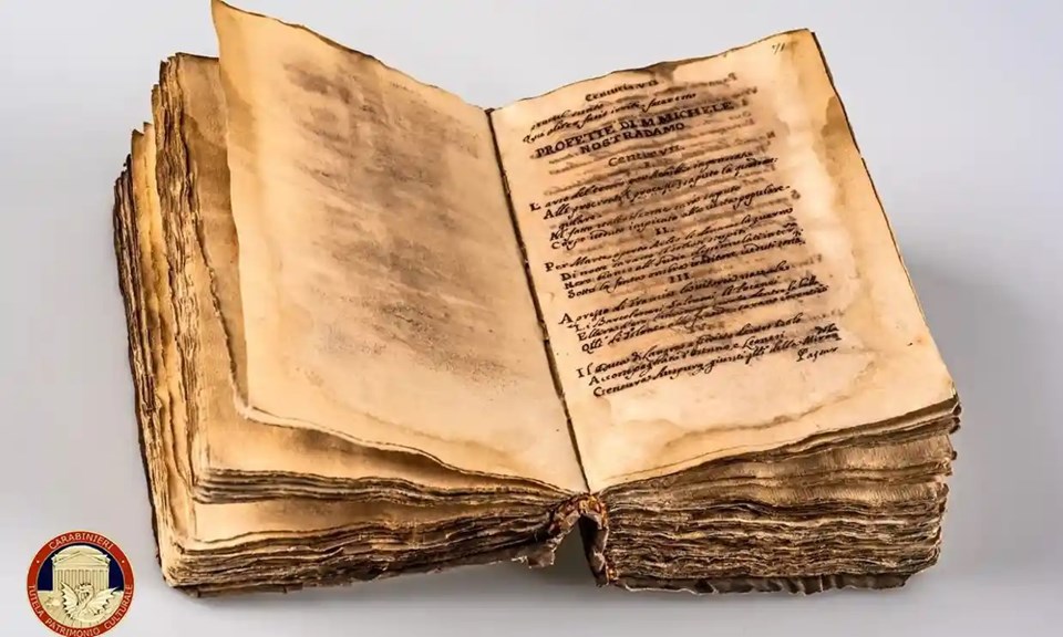Nostradamus'un Kehanetlerinin yer aldığı el yazması kitap ortaya çıktı - 1