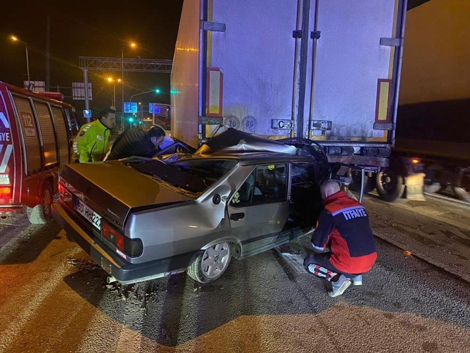 Otomobil, TIR'a ok gibi saplandı: Sıkışan sürücüyü itfaiye kurtardı - 1