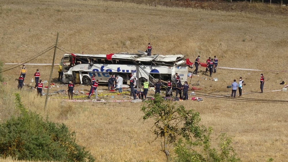 Balıkesir'de yolcu otobüsü devrildi: 15 kişi hayatını kaybetti - 1
