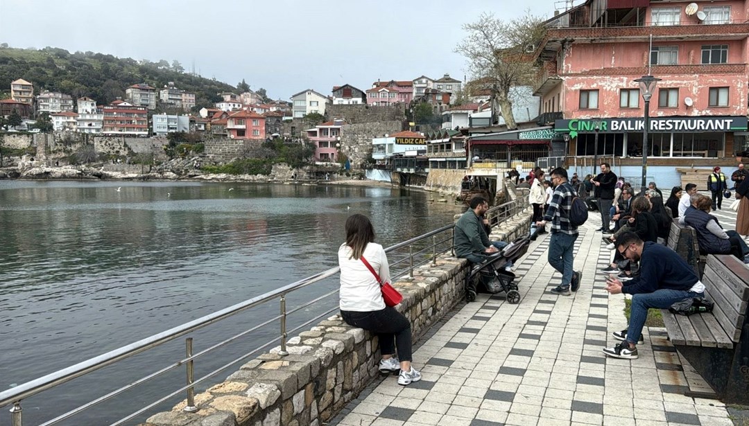 6 bin nüfuslu ilçeye 130 bin kişi geldi: Oteller doldu, otoparklarda yer kalmadı