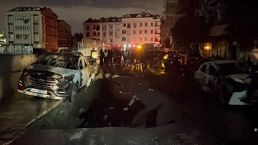 Zeytinburnu'nda doğalgaz borusu patladı: Yol çöktü, 4 araç yandı - 4