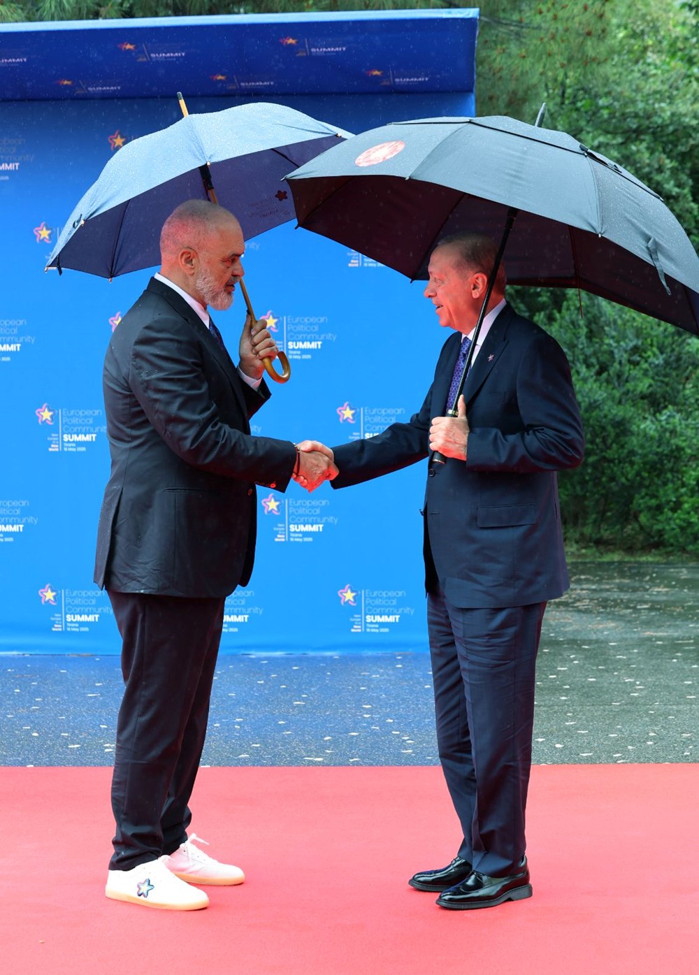 Meloni'yi diz çökerek karşıladı: Spor ayakkabıları Erdoğan'ın dikkatinden kaçmadı - 6