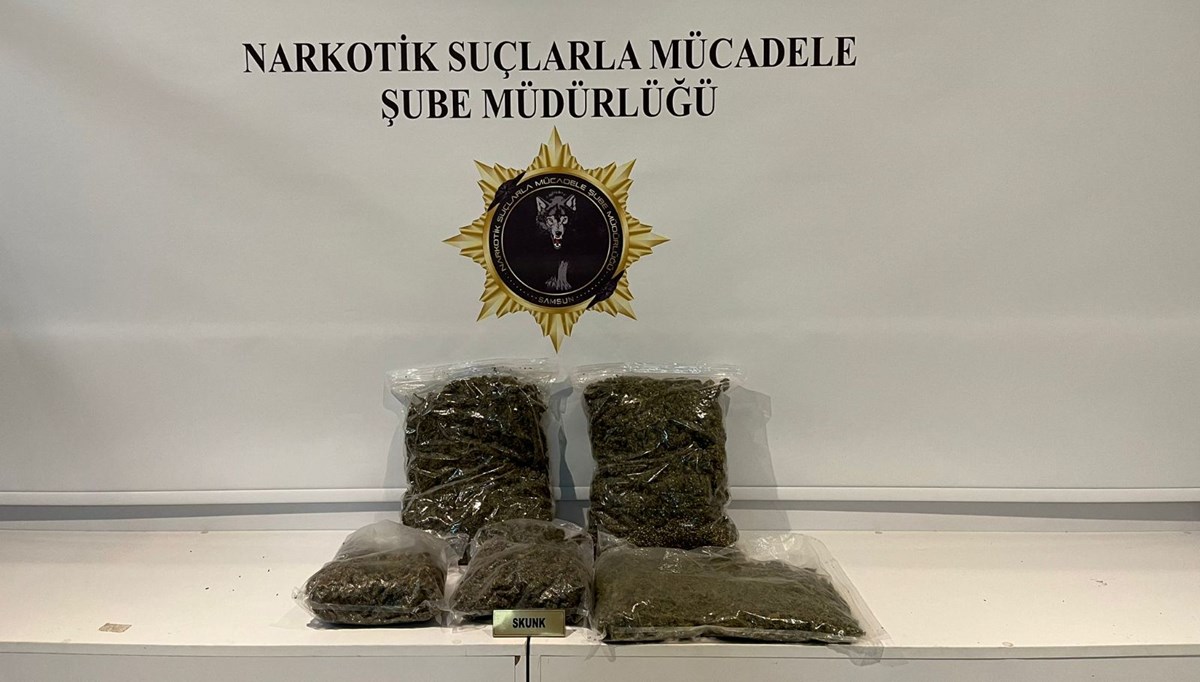 TIR'daki 3 kilo 950 gram uyuşturucuyu Tony buldu TIR'daki 3 kilo 950 gram uyuşturucuyu Tony buldu