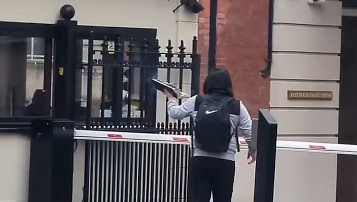 Londra'daki Türk Konsolosluğu önünde Kur'an-ı Kerim yakıldı Londra'daki Türk Konsolosluğu önünde Kur'an-ı Kerim yakıldı