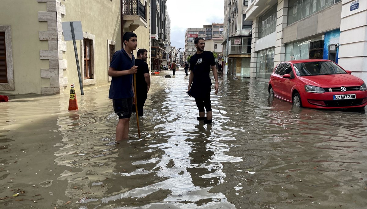 Deprem bölgesi İskenderun'da deniz bir kez daha taştı