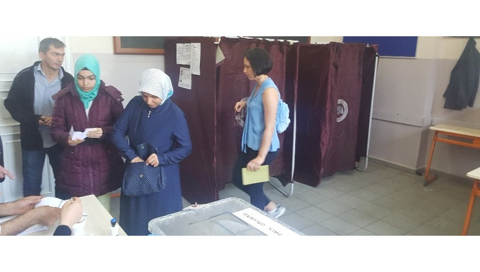 Zehra Çilingiroğlu oy zarfını sandığa atmayı unuttu