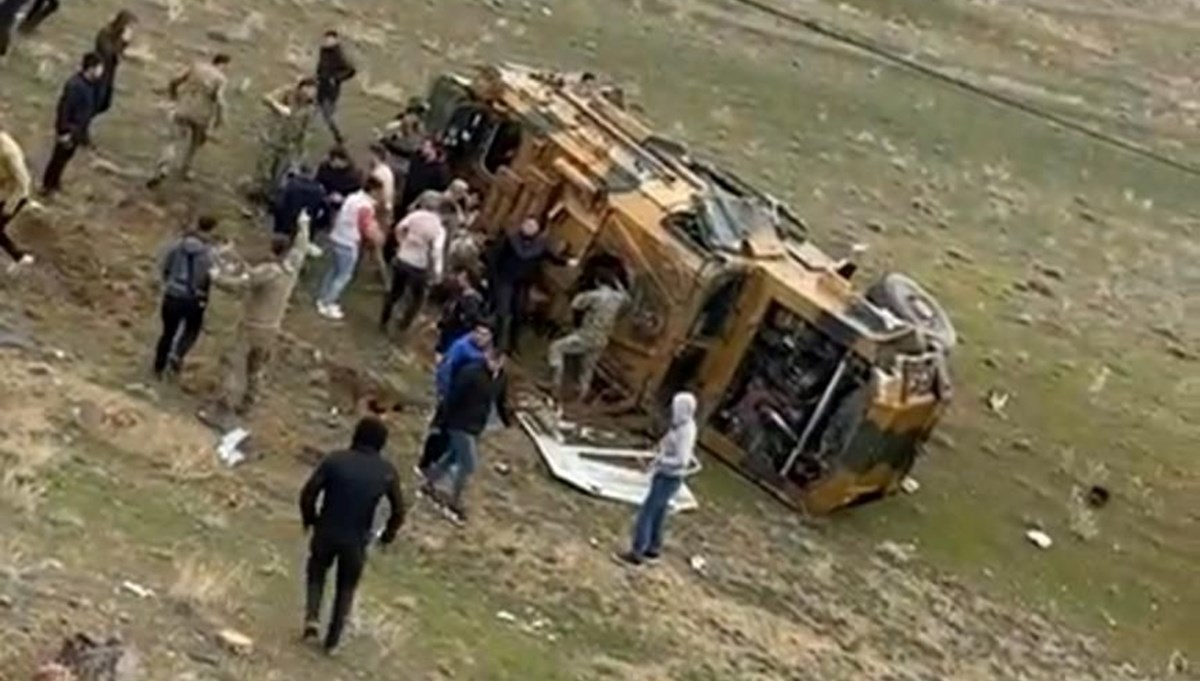 Van'da askeri araç devrildi Van'da askeri araç devrildi
