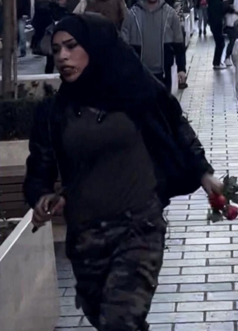 İstiklal bombacısının kıyafetinde ve elindeki elindeki kırmızı güllerde mesaj mı gizli? - 6