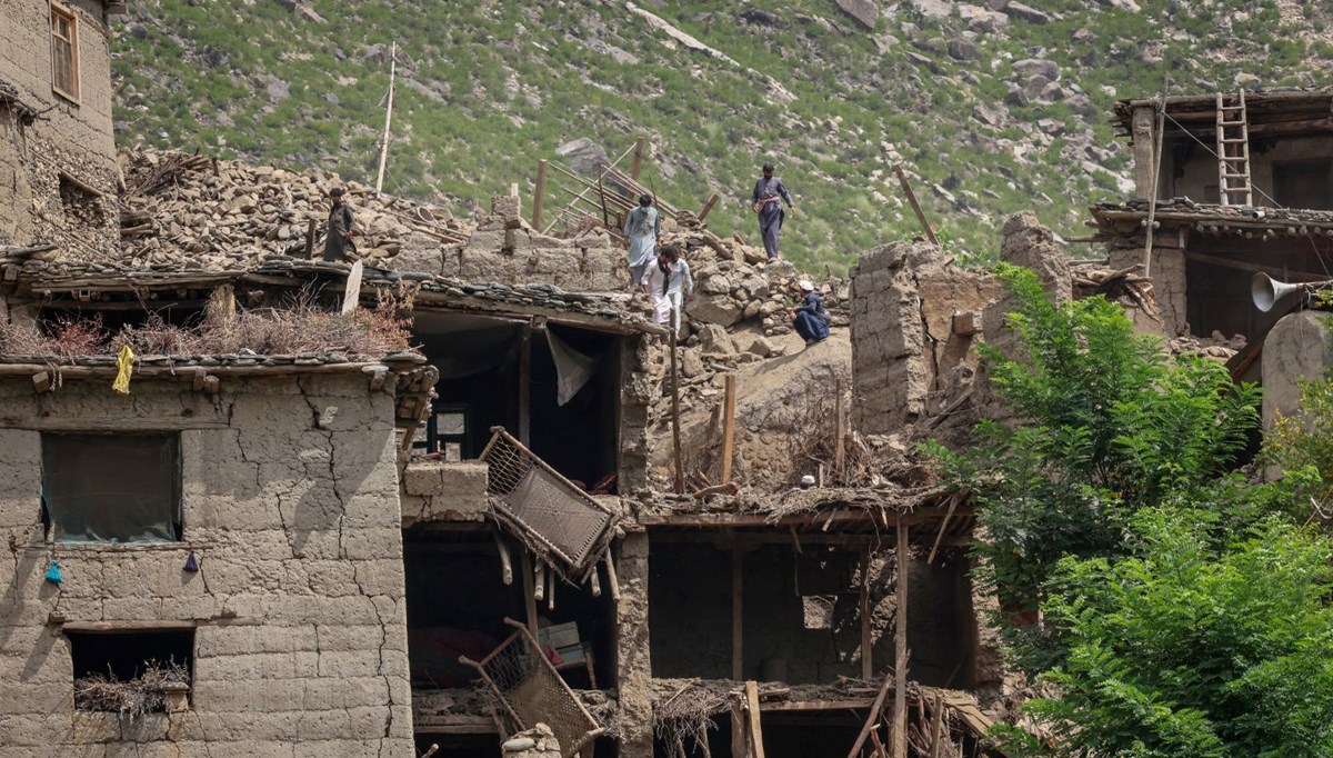 Afganistan depreminde komandolar devrede