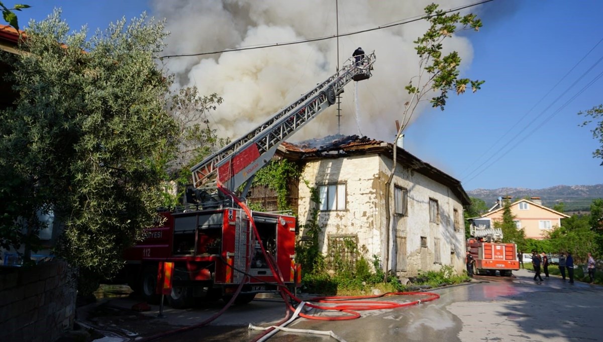 Burdur'da depo yangını: Alevler evlere sıçradı