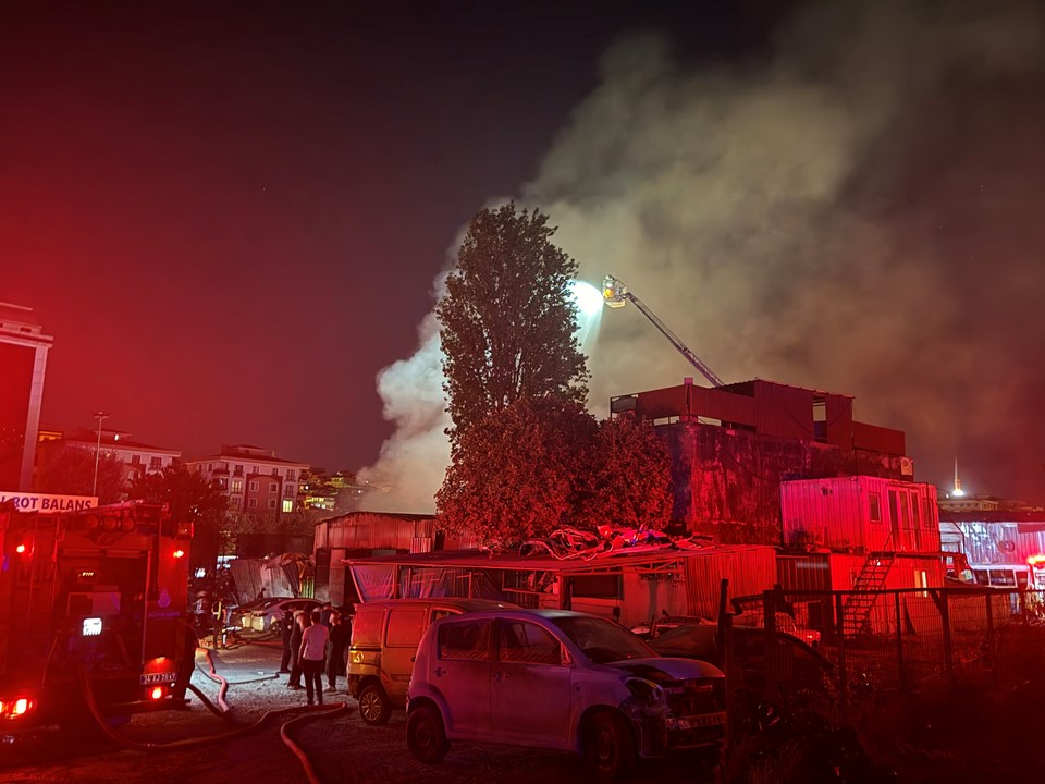 Tamirhane, içindeki 10 araçla birlikte yandı - 1