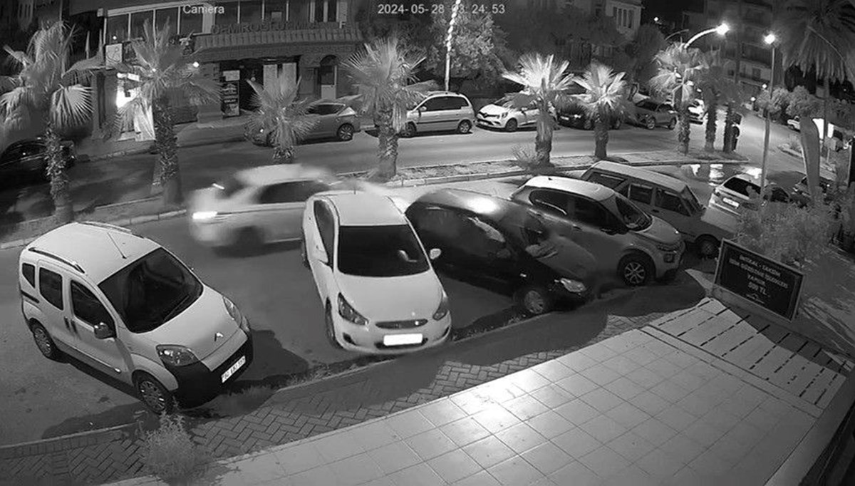 Park halindeki araçlara çarpıp kaçtı Park halindeki araçlara çarpıp kaçtı