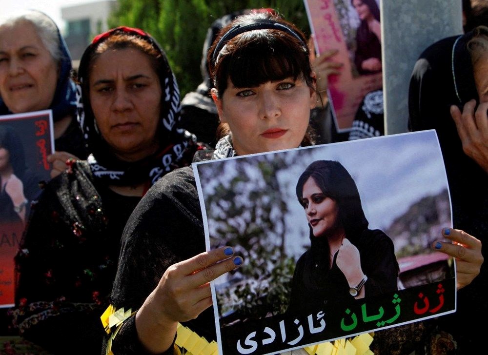 İran'da bir kadın daha öldürüldü: Protestoların sembollerinden Hadis Necefi kurşunların hedefi oldu - 14