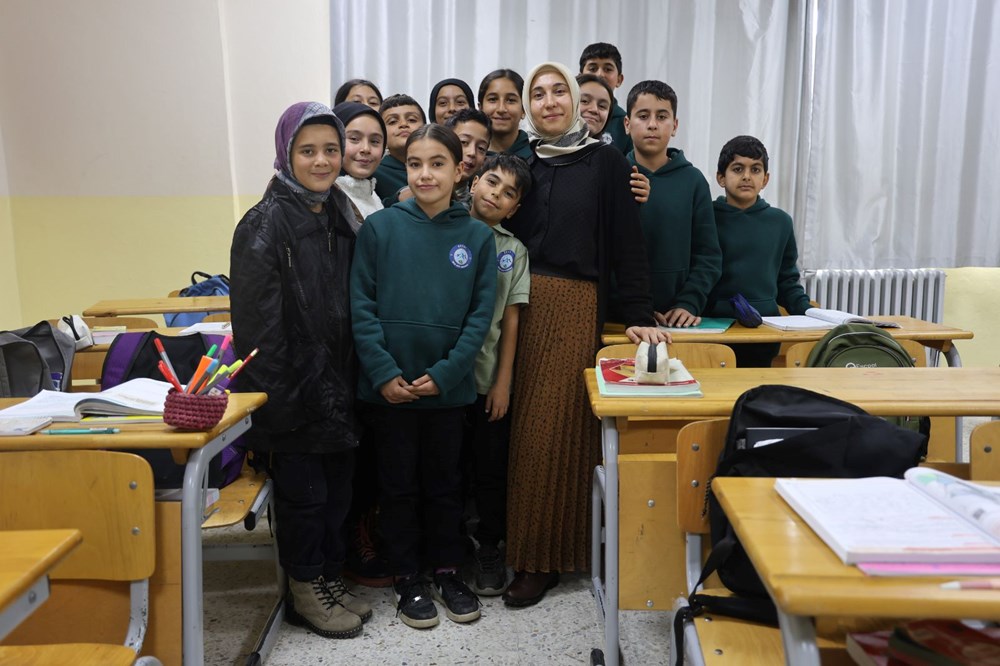 Depremde ailesini kaybeden Zeynep öğretmen sınıfında hayata tutundu: Öğrencilerini evlatları yerine koydu - 4