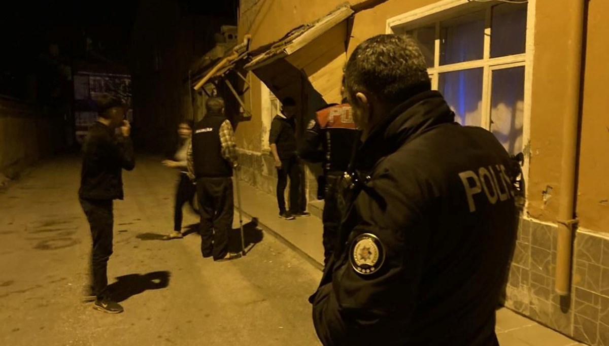 Çıkan kavgada bir genç, üvey babasını bıçakla yaraladı Çıkan kavgada bir genç, üvey babasını bıçakla yaraladı