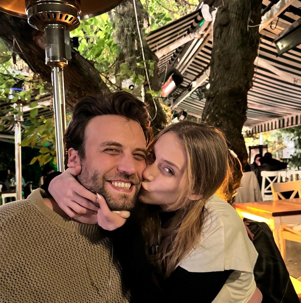 Hayal Köseoğlu'nun Aşk Yüklü Yıl Dönümü: Set Aşkı Bir Yılı Geride Bıraktı 74 PFJZKyHIY0qhqhmXefmstA