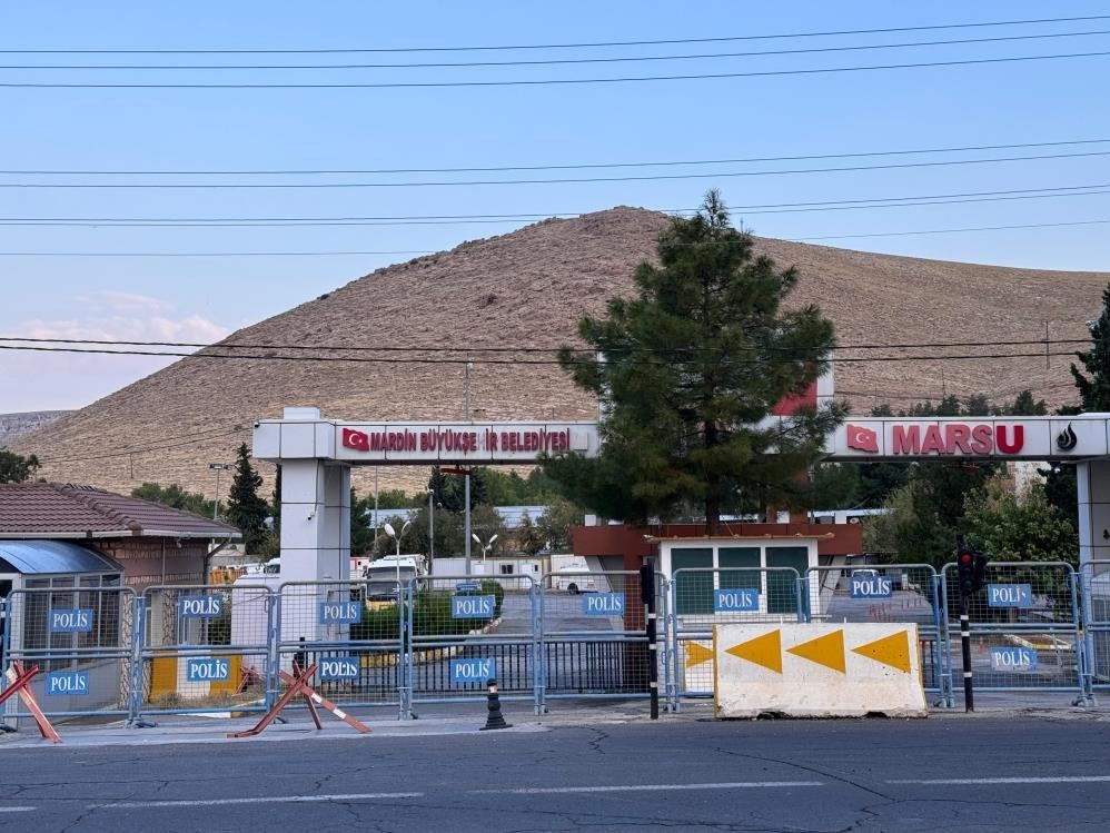 Mardin Büyükşehir Belediyesi önünde polis bariyerleri konulduğu görüldü