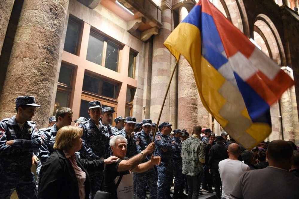 Erivan'da protestolar artıyor: Hükümet binasına girmek istediler - 7