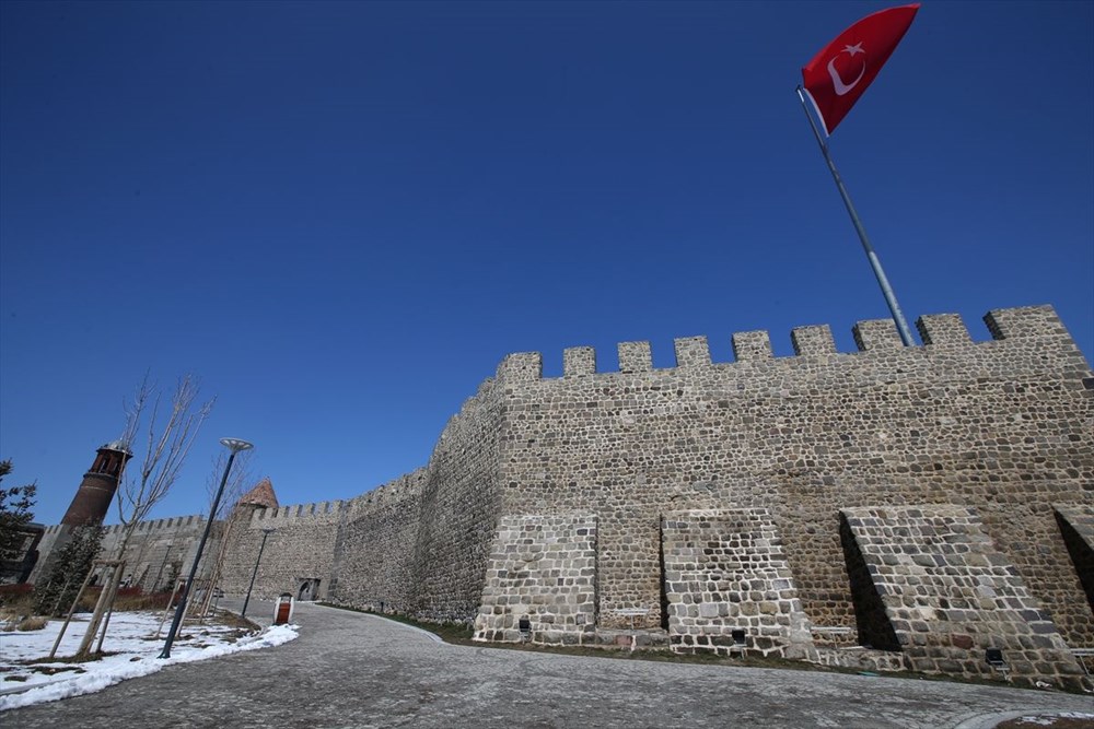 Erzurum yüzlerce yıllık yapılarıyla ziyaretçilerini tarihi yolculuğa çıkarıyor - 3
