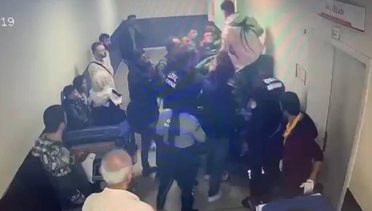 Sedyeden kalktı, doktora saldırdı Sedyeden kalktı, doktora saldırdı