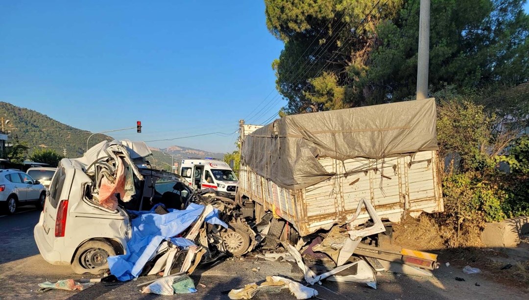 Manisa'da hafif ticari araç, kamyona çarptı: 4 ölü, 3 ağır yaralı