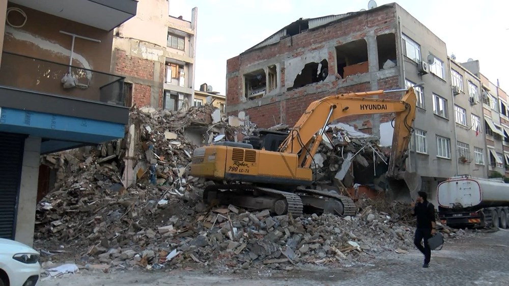 Zeytinburnu’nda bina yıkıldı, yan apartman duvarsız kaldı - 4