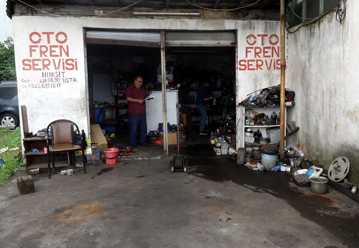 Oto fren ustalığı yapan Özarslan, emekli maaşıyla geçindiğini, taksitleri ödemekte zorlandığını dile getirdi.