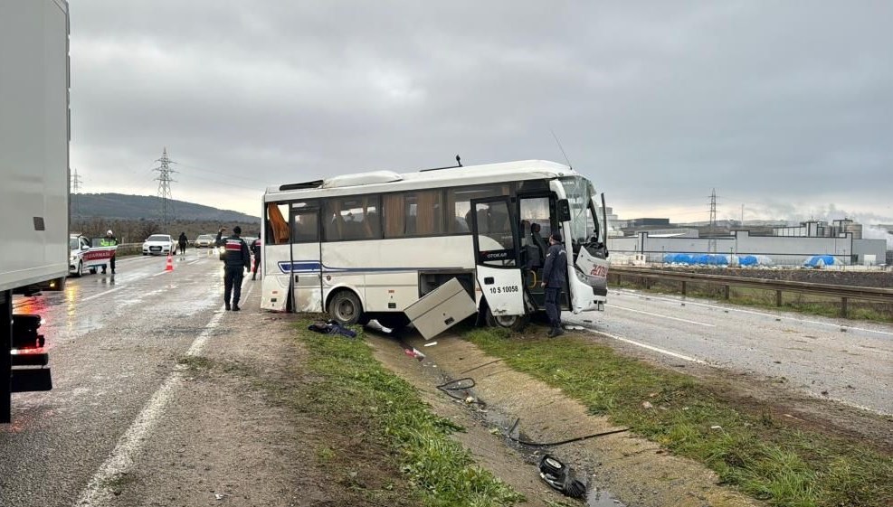 Balıkesir'de işçi servisi devrildi: 18 yaralı