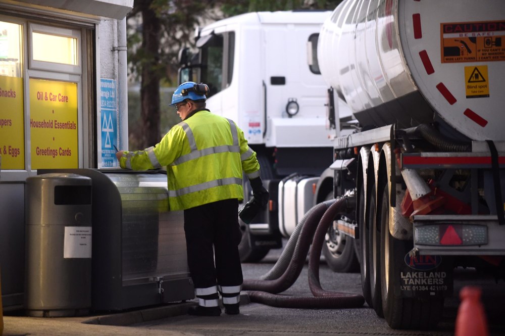İngiltere'de petrol krizi devam ediyor: Sürücüler arasında bıçaklı kavga - 8