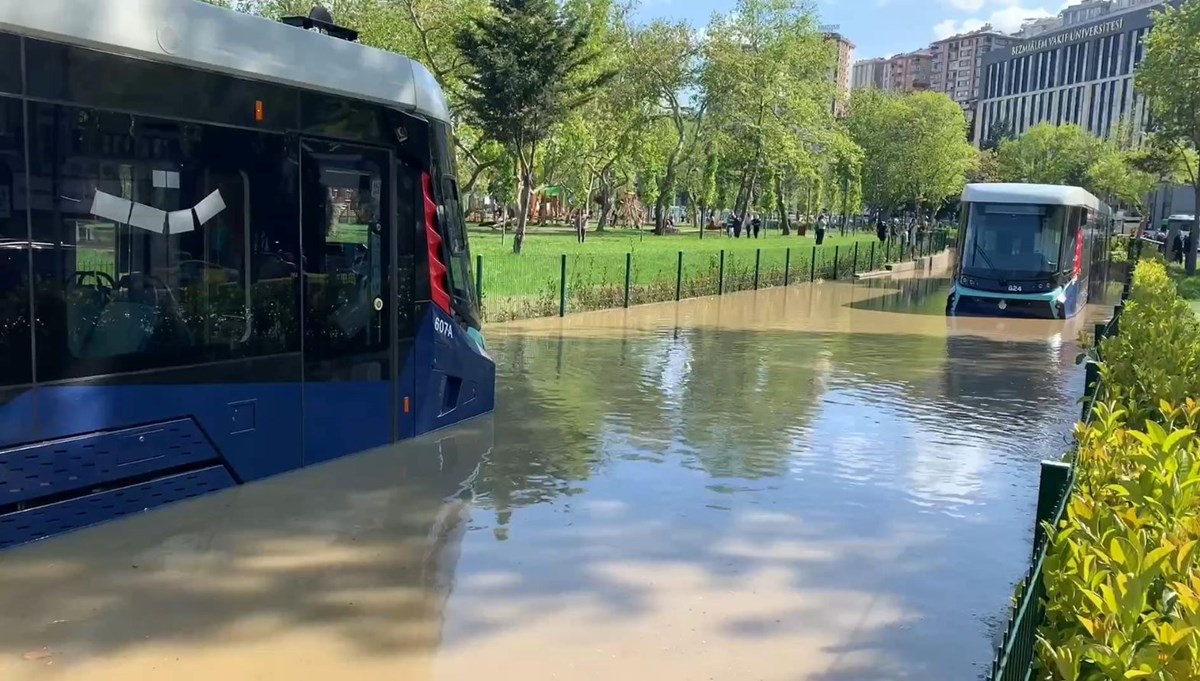 İstanbul'da su borusu patladı, tramvaylar mahsur kaldı İstanbul'da su borusu patladı, tramvaylar mahsur kaldı