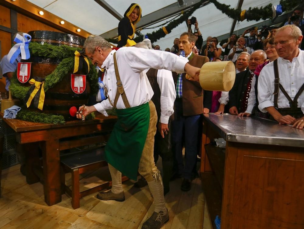 Сколько пивоварен участвуют в октоберфесте. Октоберфест 2022 в Германии. Баварский пивной фестиваль. Октоберфест 2023 фотозона. Октоберфест картинки.