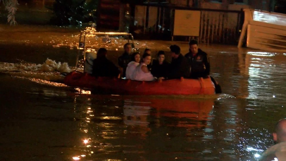 İstanbul'u sağanak vurdu: Ev ve iş yerlerini su bastı, sele kapılan 2 kişi hayatını kaybetti - 42