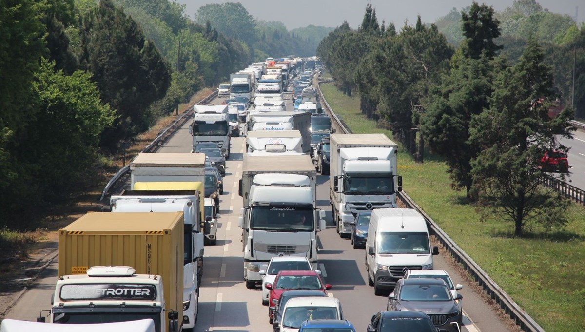 Lastiği patlayan TIR yolu kapattı