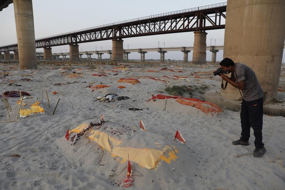 Hindistan’da yağmur, Ganj nehri kıyılarına gömülmüş yüzlerce ceseti ortaya çıkardı - 3