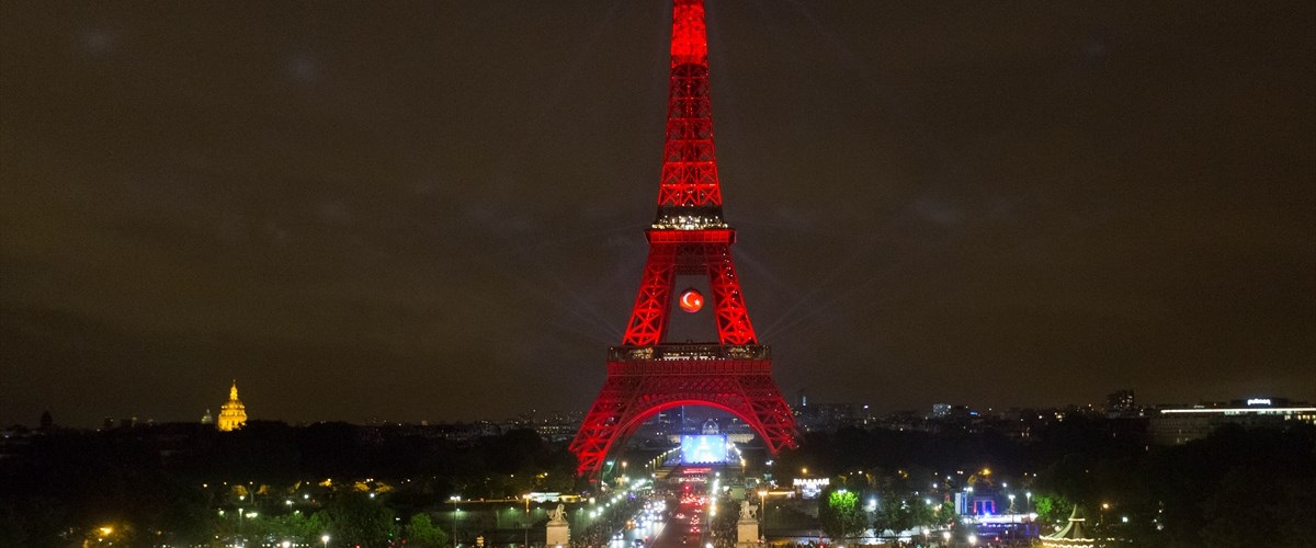 Eyfel Kulesi Ucuncu Kez Turk Bayragi Renklerine Burundu Ntv