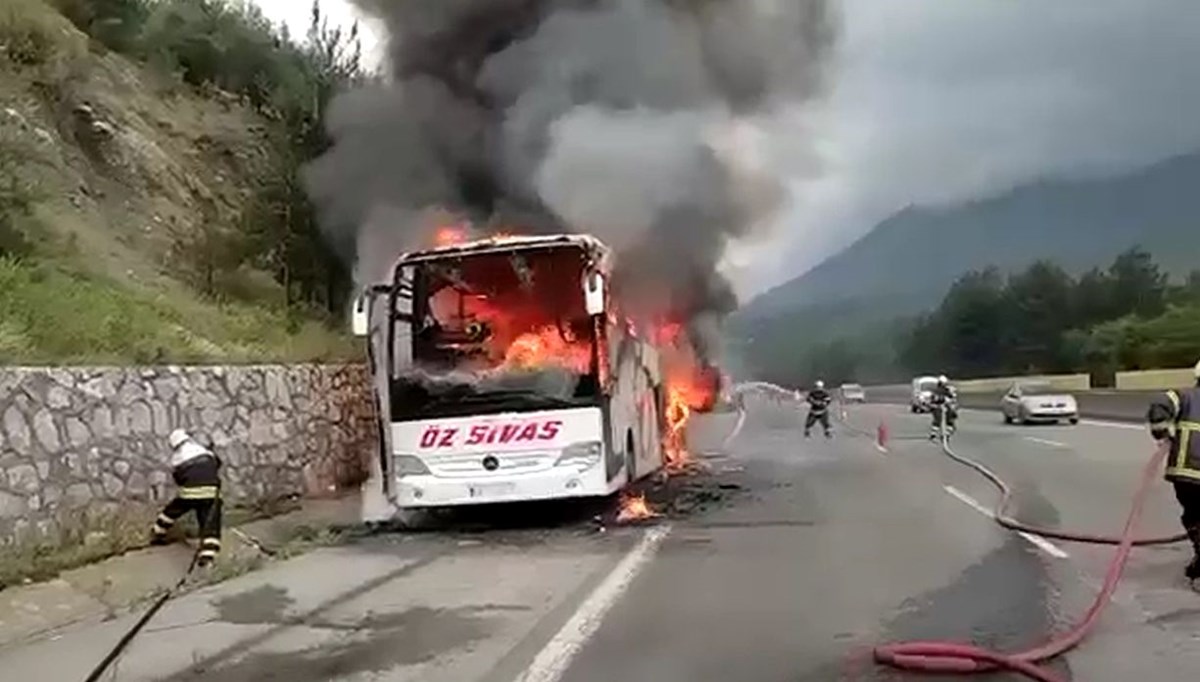 Seyir halindeki otobüste yangın Seyir halindeki otobüste yangın