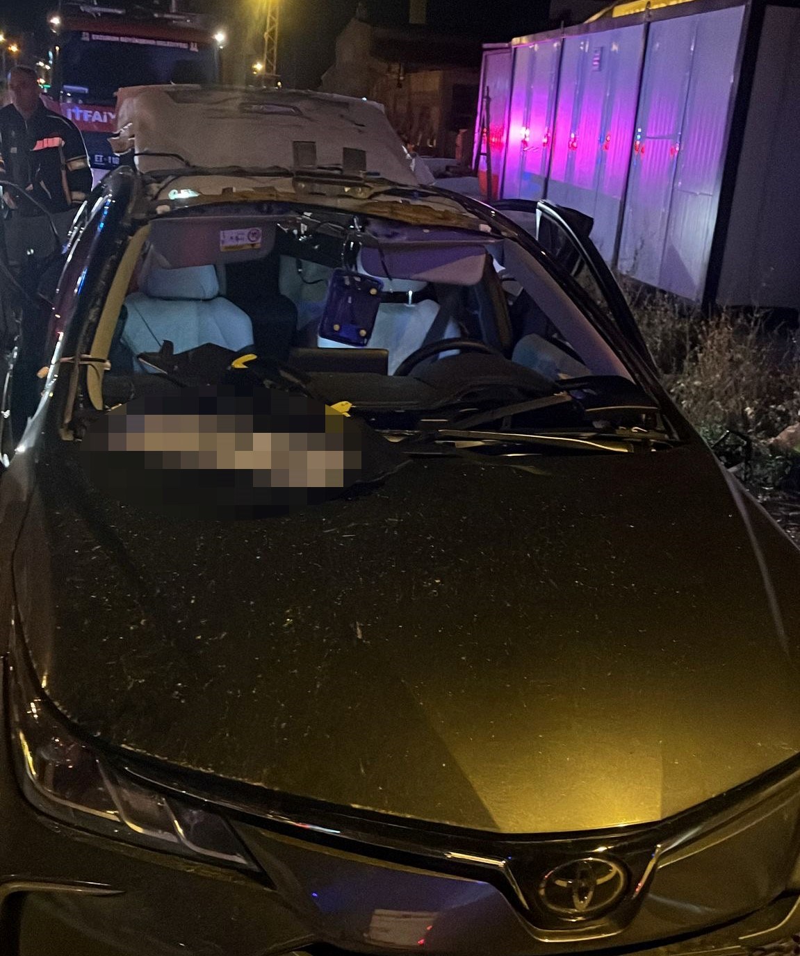 Patlama sonucu otomobilin tavanı ve camları parçalandı.
