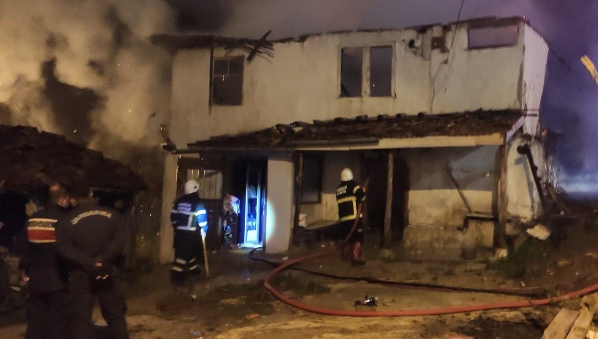 Samsun'da 2 katlı ahşap ev alevlere teslim oldu Samsun'da 2 katlı ahşap ev alevlere teslim oldu
