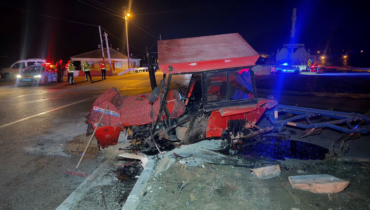 Tokat'ta otomobil traktöre çarptı: 5 yaralı Tokat'ta otomobil traktöre çarptı: 5 yaralı