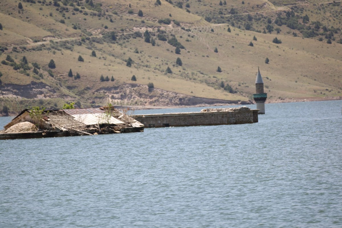 Suyun altından köy çıktı