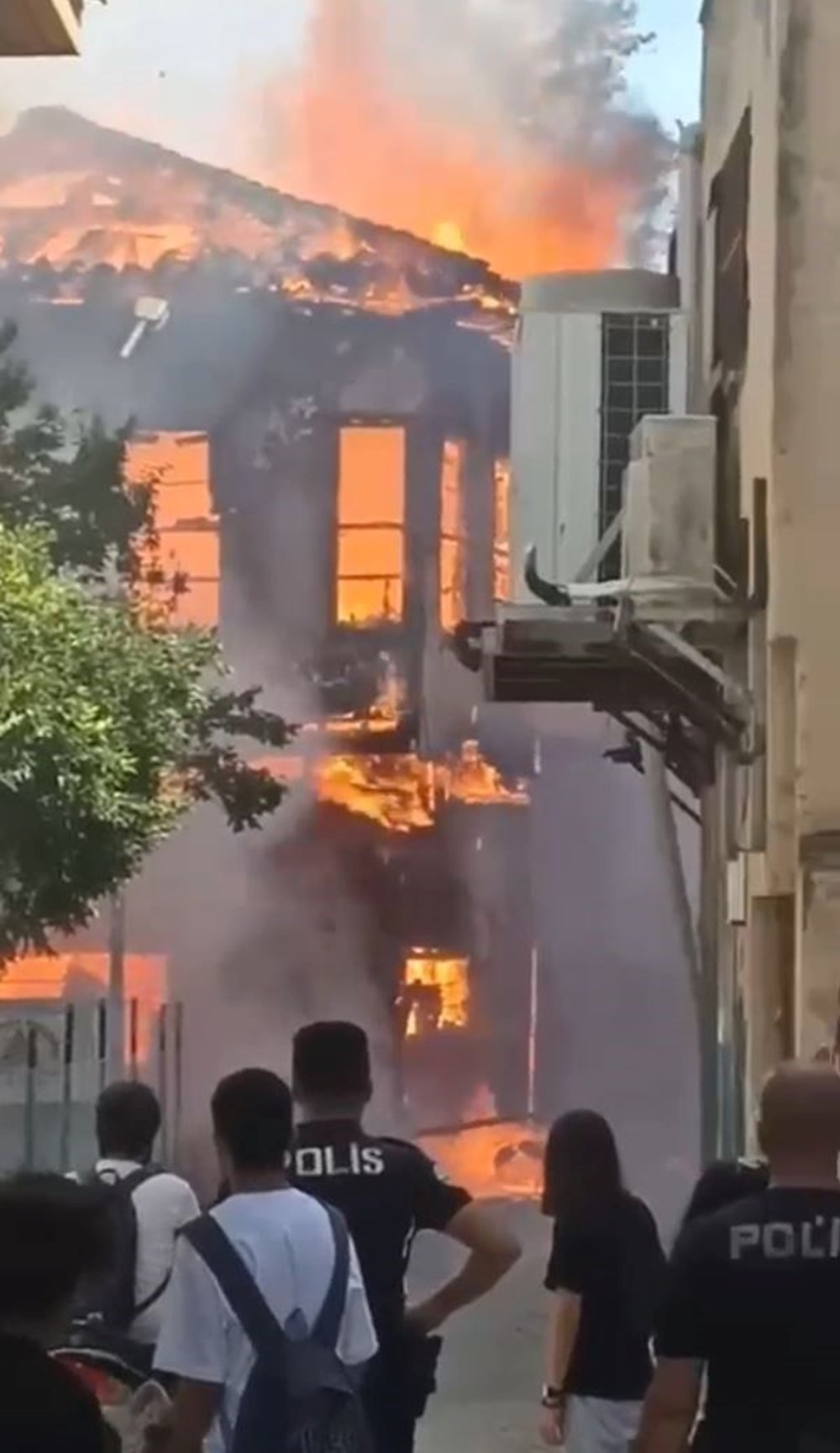 Her pazar aynı mahallede yangın | Ellerinde kovalar tetikte bekliyorlar - 2