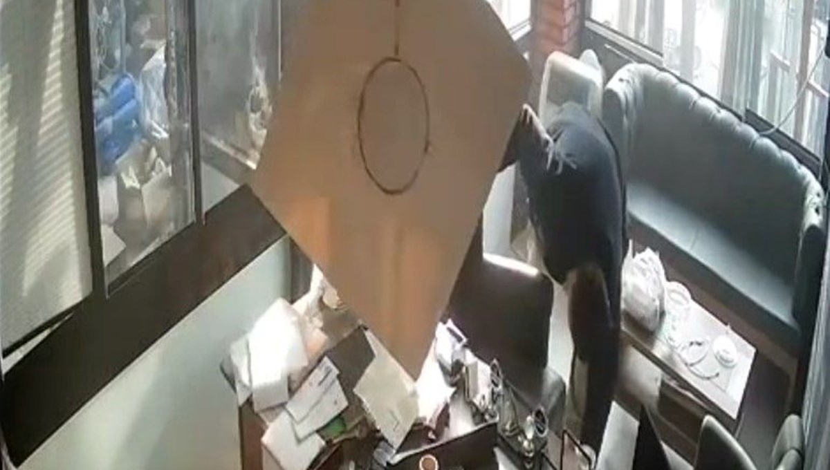 Güvercin beslemek için çıktığı asma tavan çöktü Güvercin beslemek için çıktığı asma tavan çöktü