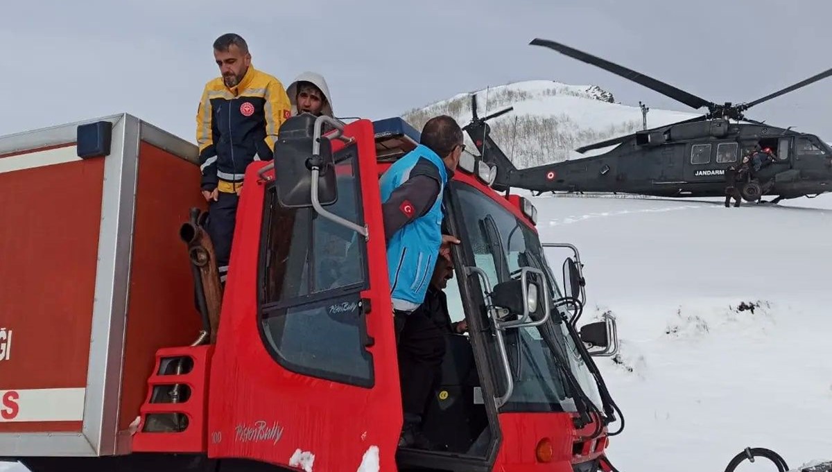 Bingöl'de tipide mahsur kalan avcılar helikopterle kurtarıldı