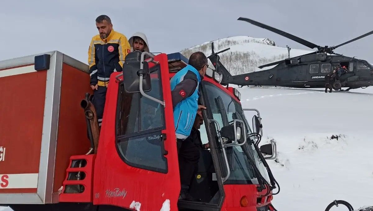 Bingöl'de tipide mahsur kalan avcılar helikopterle kurtarıldı Bingöl'de tipide mahsur kalan avcılar helikopterle kurtarıldı