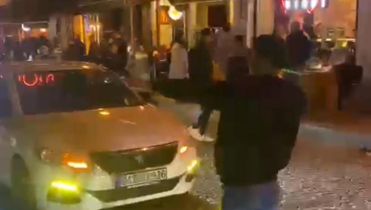 Beşiktaş’ta trafiği durdurdu, araçtan inip dans etmeye başladı Beşiktaş’ta trafiği durdurdu, araçtan inip dans etmeye başladı